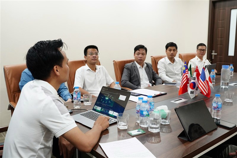 Nghệ thuật lãnh đạo toàn năng: Bước chuyển mình từ sân khấu đến hậu trường cùng VEF Global.